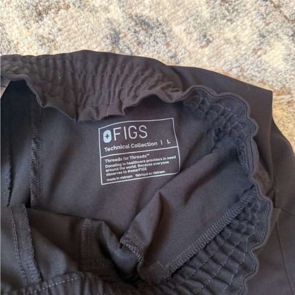 Figs Women’s Black Scrub Set - Picture 5 of 9